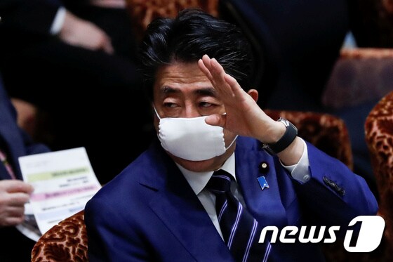 아베 신조 일본 총리가 지난 1일 국회 출석 당시 마스크를 착용하고 있다. © 로이터=뉴스1