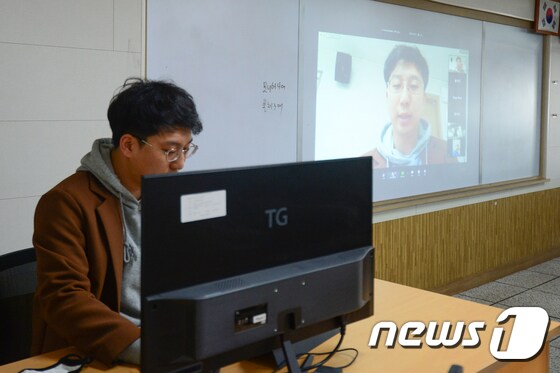 지난 3일 오전 광주 광산구 광주소프트웨어마이스터고등학교에서 쌍방향 온라인 수업 시연회가 열렸다./뉴스1 