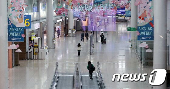 인천국제공항 면세점이 한산한 모습을 보이고 있다. 2020.4.3/뉴스1 © News1 이동해 기자