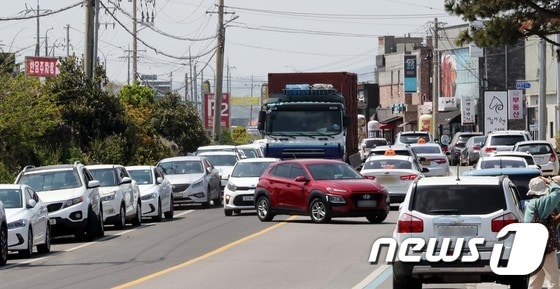 제주시 애월읍 한담해변 인근 도로가 렌터카로 붐비고 있다. 2020.4.29/뉴스1 © News1 오현지 기자
