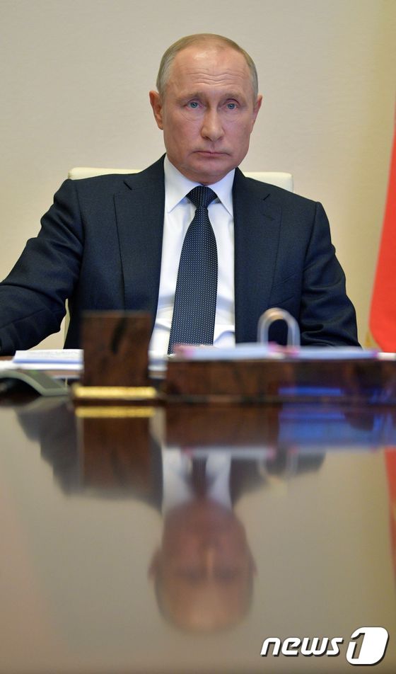 블라디미르 푸틴 러시아 대통령이 28일 관저에서 각 지방 당국자들과의 화상회의를 주재하고 있다. © AFP=뉴스1