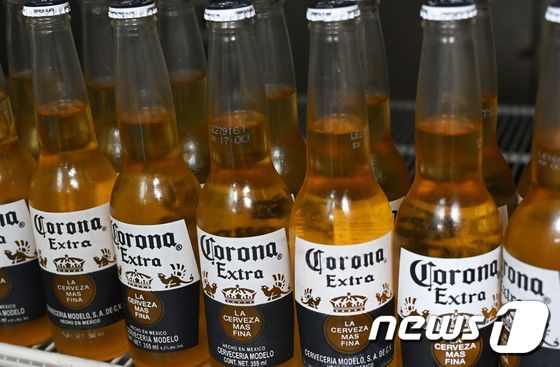 멕시코 모델로그룹에서 생산하는 코로나 맥주. <자료사진> © AFP=뉴스1