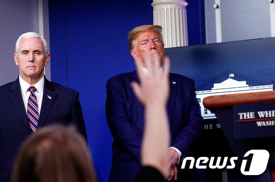 2일 백악관 코로나19 태스크포스(TF) 브리핑에 나선 마이크 펜스 부통령(왼쪽)과 도널드 트럼프 대통령.  © 로이터=뉴스1