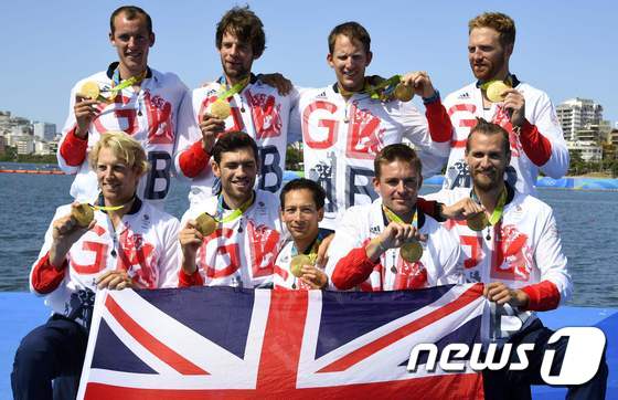 영국의 조정선수 톰 랜슬리(상단 왼쪽 두 번째)가 도쿄 올림픽 연기에 은퇴를 선언했다.  © AFP=뉴스1