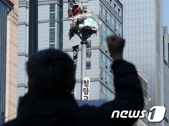 서울 강남역에서 고공농성을 진행했던 삼성 해고노동자 김용희씨(61)의 모습/뉴스1 © News1 이동해 기자