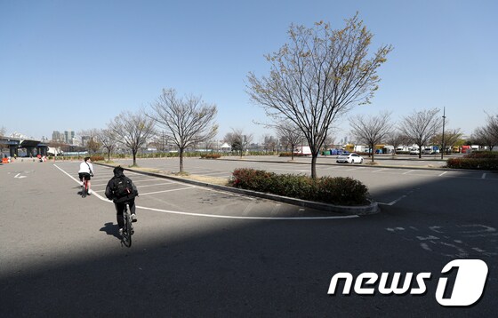 서울 영등포구 여의도한강공원 주차장. 2020.4.4/뉴스1 © News1 이승배 기자