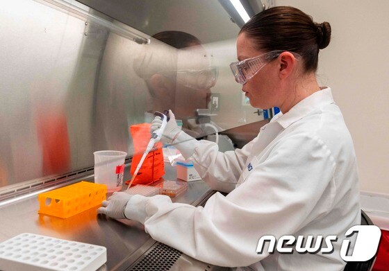 한 연구원이 코로나19 치료제 개발을 위해 연구중이다. © AFP=뉴스1