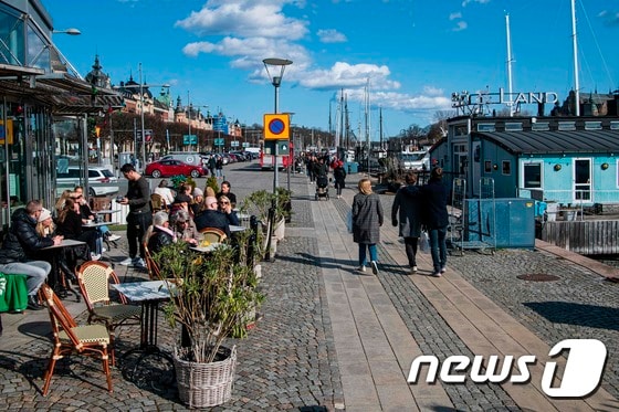 스웨덴 스톡홀롬 한 음식점에 마스크를 쓰지 않은 스웨덴 사람들이 모여서 식사를 하고 있다. © AFP=뉴스1 © News1 송원영 기자