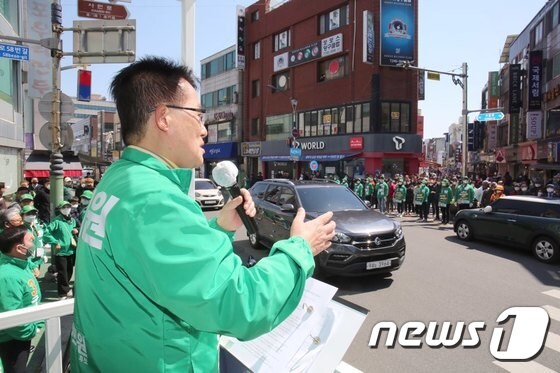 박지원 후보가 목포 시민들에게 지지를 호소하고 있다.(박지원 선거사무소 제공)2020.4.6 /뉴스1
