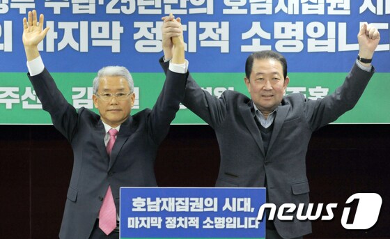 민생당 김동철·박주선 의원 등이 6일 광주시의회 브리핑룸에서 기자회견을 열고 지지를 호소하고 있다. 이들은 