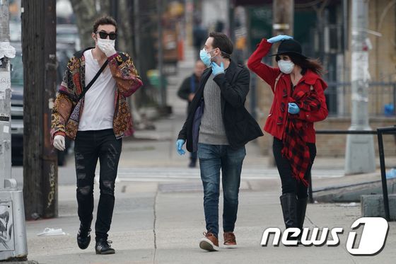마스크를 착용한 미국 뉴욕 시민들. © AFP=뉴스1