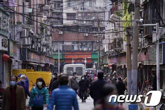 8일 코로나19 발원지인 후베이성 우한의 거리에 마스크를 쓴 시민들이 북적이고 있다. © 로이터=뉴스1 © News1 