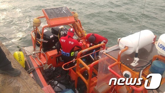 군산해경 잠수구조대가  해상으로 추락해 실종된 굴삭기 운전자에 대한 수중  수색작업을 벌이고 있다. /© 뉴스1