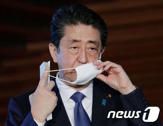 아베 신조 일본 총리가 6일 총리 관저에서 마스크를 쓰고 기자회견에 참석했다. © AFP=뉴스1