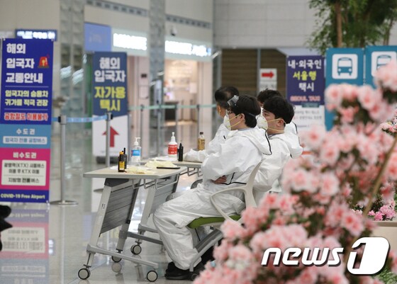 7일 인천국제공항 2터미널에서 검역 관계자들이 입국자들을 기다리고 있다.   2020.4.7/뉴스1 © News1 신웅수 기자