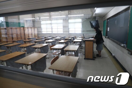 한 고등학교에서 교사가 학생들과 원격수업을 하는 모습 (뉴스1DB) © News1