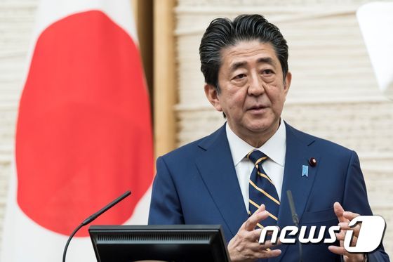 아베 신조 일본 총리가 7일 기자회견에서 긴급사태 선언 배경을 설명하고 있다. © AFP=뉴스1