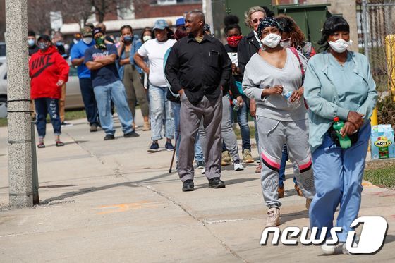 7일(현지시간) 위스콘신주 유권자들이 밀워키 리버사이드 고등학교에 설치된 투표소에서 투표를 하기 위해 줄을 서서 기다리고 있다. © AFP=뉴스1