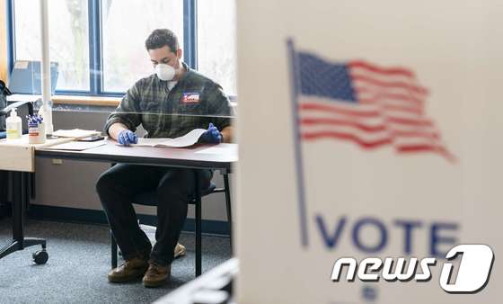 7일(현지시간) 국경수비대원이 위스콘신주 매디슨에 있는 한 투표소를 지키고 있다.  © AFP=뉴스1