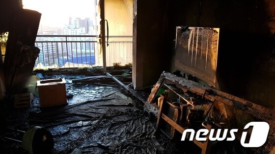 8일 새벽 4시8분께 울산 동구 전하동의 한 아파트 13층에서 불이나 거실이 검게 그을려 있다.(울산소방본부 제공) © 뉴스1