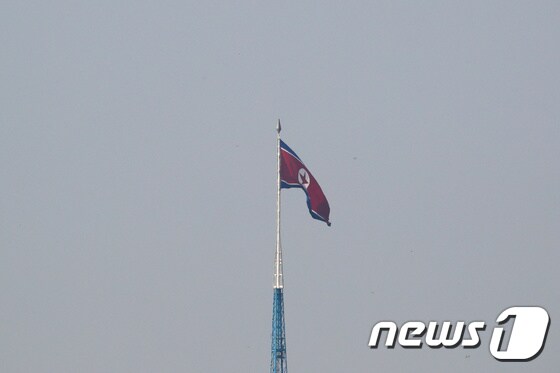 북한 개성 기정동 마을에 걸려 있는 대형 인공기 <자료사진> © 로이터=뉴스1
