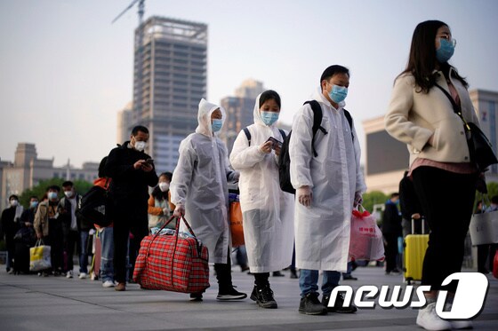 8일(현지시간) 코로나19 진원지로 76일만에 봉쇄령이 해제된 후베이성 우한의 기차역에 시민들이 길게 줄을 서 있다. © 로이터=뉴스1 © News1 우동명 기자