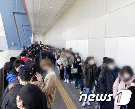 한국에서 사람들이 닌텐도를 사기 위해 줄을 선 모습(서경덕 교수 페이스북 캡처)© 뉴스1