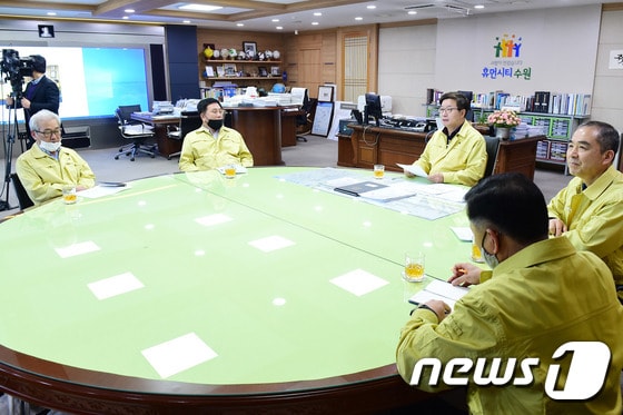 경기 수원시에서 온라인 생중계로 진행된 '4월 직원과의 만남'.(수원시 제공) © 뉴스1