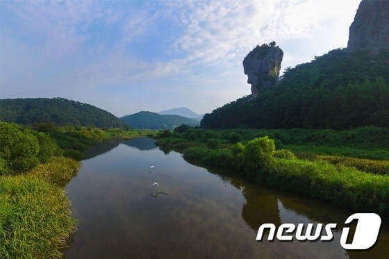 전북 고창군이 2022년 유네스코 세계지질공원 인증 준비를 위해 전 지역 지질조사에 나선다. 아산면 병바위. /© 뉴스1