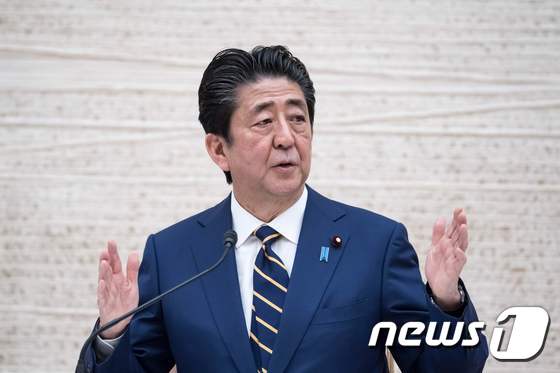 아베 신조 일본 총리가 지난 7일 오후 관저에서 기자회견을 열어 코로나19 유행에 따른 '긴급사태'를 선언하고 있다. © AFP=뉴스1