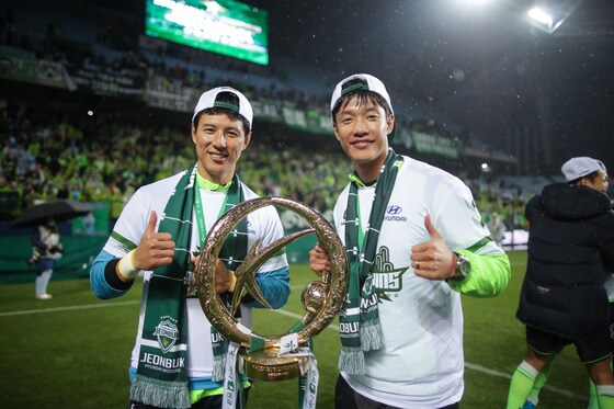 전북현대에서 한솥밥을 먹는 홍정남(왼쪽)-홍정호 형제. (한국프로축구연맹 제공) © 뉴스1