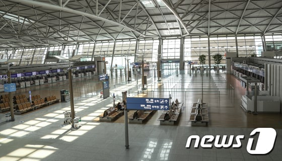 텅 빈 인천공항...비상 1단계 '부분축소' 돌입