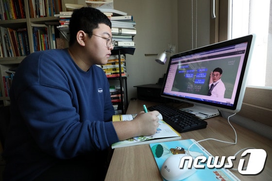 9일 고3 수험생이 서울 강서구의 집에서 원격수업을 듣고 있다./뉴스1 © News1 