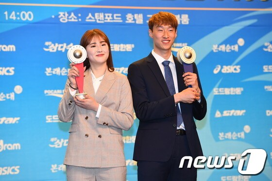 2019-20시즌 신인상을 받은 정성규(오른쪽)와 박현주. (한국배구연맹 제공) © 뉴스1