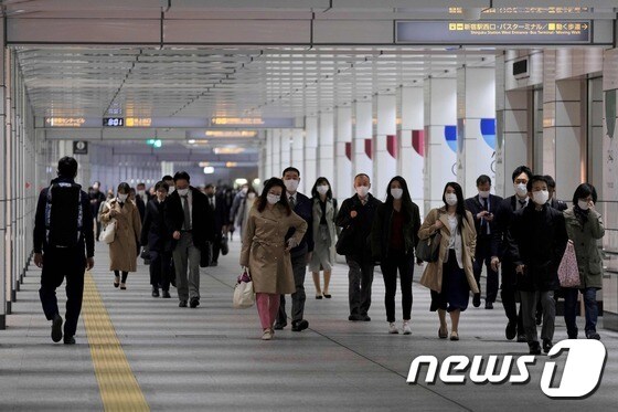 9일 도쿄 신주쿠역에서 마스크를 쓴 이용자들이 지하도를 따라 걷고 있다. © AFP=뉴스1
