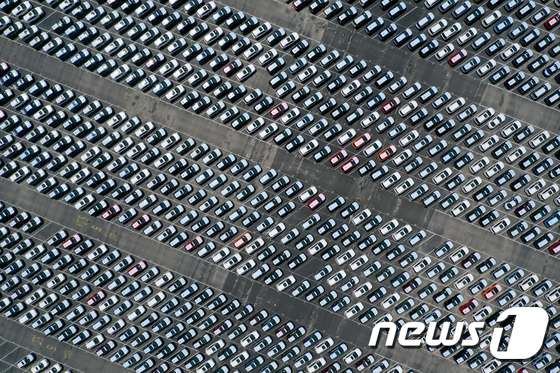 미국 캘리포니아 주 리치몬드의 오토 웨어하우스(Auto Warehou) 보관소에 출고를 기다리는 스바루 자동차가 줄지어 대기하고 있다.  © AFP=뉴스1 © News1 이동원 기자
