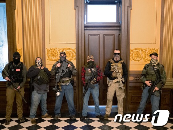 4월30일(현지시간) 코로나19 관련 봉쇄령 해제 등을 요구하며 미국 미시간주 의회 의사당에 진입한 무장 시위대 © 로이터=뉴스1