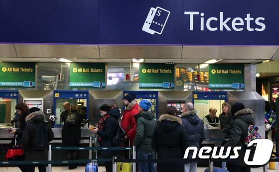 지난 2018년 1월2일(현지시간) 영국 런던 빅토리아역에서 통근자들이 티켓을 사기 위해 줄을 서서 기다리고 있다. © AFP=뉴스1