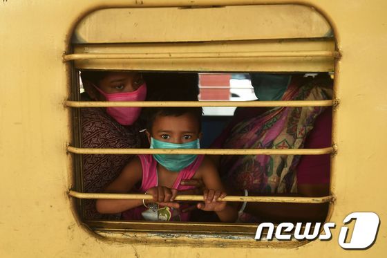 12일 (현지시간) 코로나19 팬데믹 상황 속 전국 봉쇄령이 완화된 인도의 콜카타역에 환자와 친지들이 벨로르에서 치료를 받고 도착을 하고 있다. © AFP=뉴스1 © News1 우동명 기자