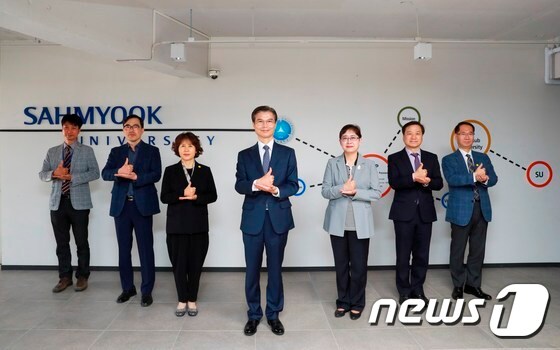 삼육대 김일목 총장(가운데)과 처실장단(삼육대 제공) © 뉴스1