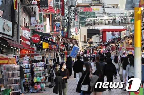 13일 오후 서울 마포구 홍대거리가 시민들로 북적이고 있다. . /뉴스1 © News1 박지혜 기자