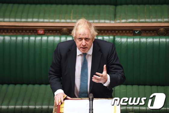 보리스 존슨 영국 총리가 13일 (현지시간) 런던 하원에 출석해 총리 질의응답서 답변을 하고 있다. © AFP=뉴스1 © News1 
