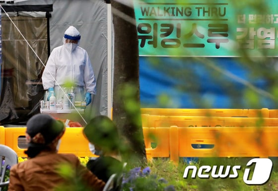 경기 김포시 김포보건소에 마련된 선별진료소에서 시민들이이 코로나19 검사를 받기 위해 대기하고 있다. /뉴스1 © News1 정진욱 기자