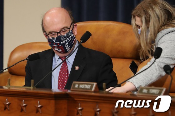 미국 하원의원들이 14일(현지시간) 마스크를 착용하고 회의를 진행하고 있다. © AFP=뉴스1 © News1 박형기 기자
