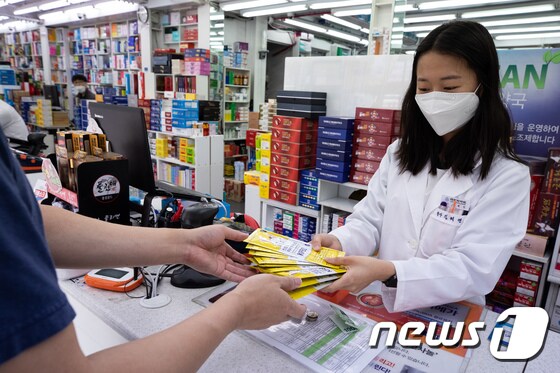 17일 서울시내 한 약국에서 한 시민이 공적마스크를 구입하고 있다. 2020.5.17/뉴스1 © News1 유승관 기자
