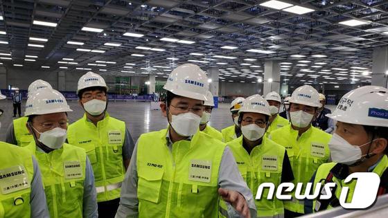 이재용 부회장이 지난달 18일 중국 산시성에 위치한 삼성전자 시안반도체 사업장을 찾아 현장을 점검하고 있다.(삼성전자 제공) 2020.5.18/뉴스1 © 뉴스1