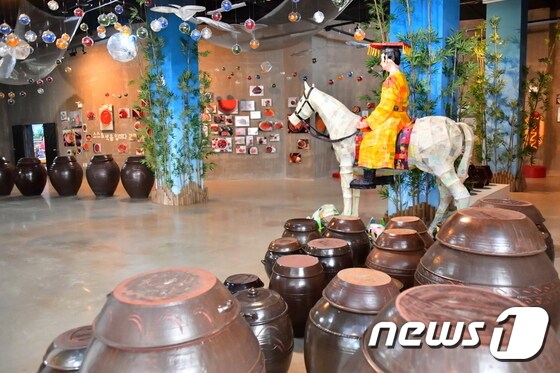 18일 재개장한 전북 순창군 발효소스토굴 내부 모습(순창군 제공)2020.5.18 /© 뉴스1