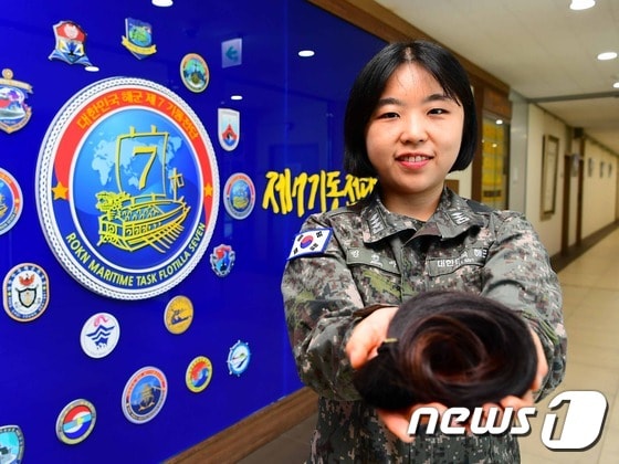 해군 제주기지전대는 해군 제7기동전단 72전대 소속 김현아 대위가 최근 어린 암 환자를 위한 머리카락 나눔 운동인 ‘어머나 운동’에 참여했다고 18일 밝혔다.(해군 제공)2020.5.18 /뉴스1© News1