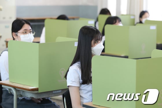 지난달 20일 대구 한 고등학교에서 마스크를 쓴 학생들이 칸막이 너머로 수업을 듣고 있다. /뉴스1 © News1 공정식 기자