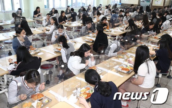한 고등학교 급식실에서 학생들이 점심을 먹고 있다. /뉴스1 © News1 김기태 기자